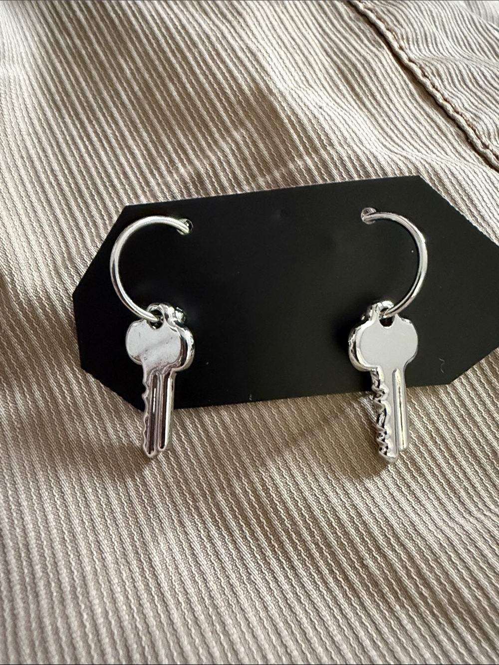 NWT Women’s 1” Silver Key Hoop Earrings